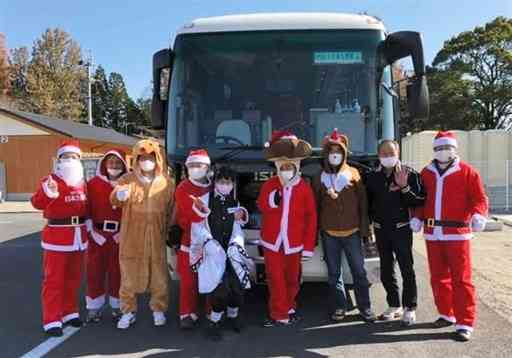 昨年のクリスマスに人吉市の仮設住宅を回ってプレゼントを配った日本九援隊のボランティア（日本九援隊提供）