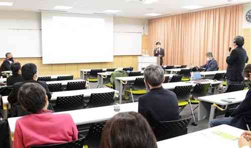 熊本大と高知県立牧野植物園が進める研究について報告などがあったシンポジウム＝熊本市中央区