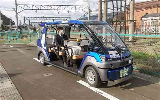 福井県永平寺町が全国で初めて実用化した自動運転車。自動運転「レベル３」の認可を受けた＝１０月、同町