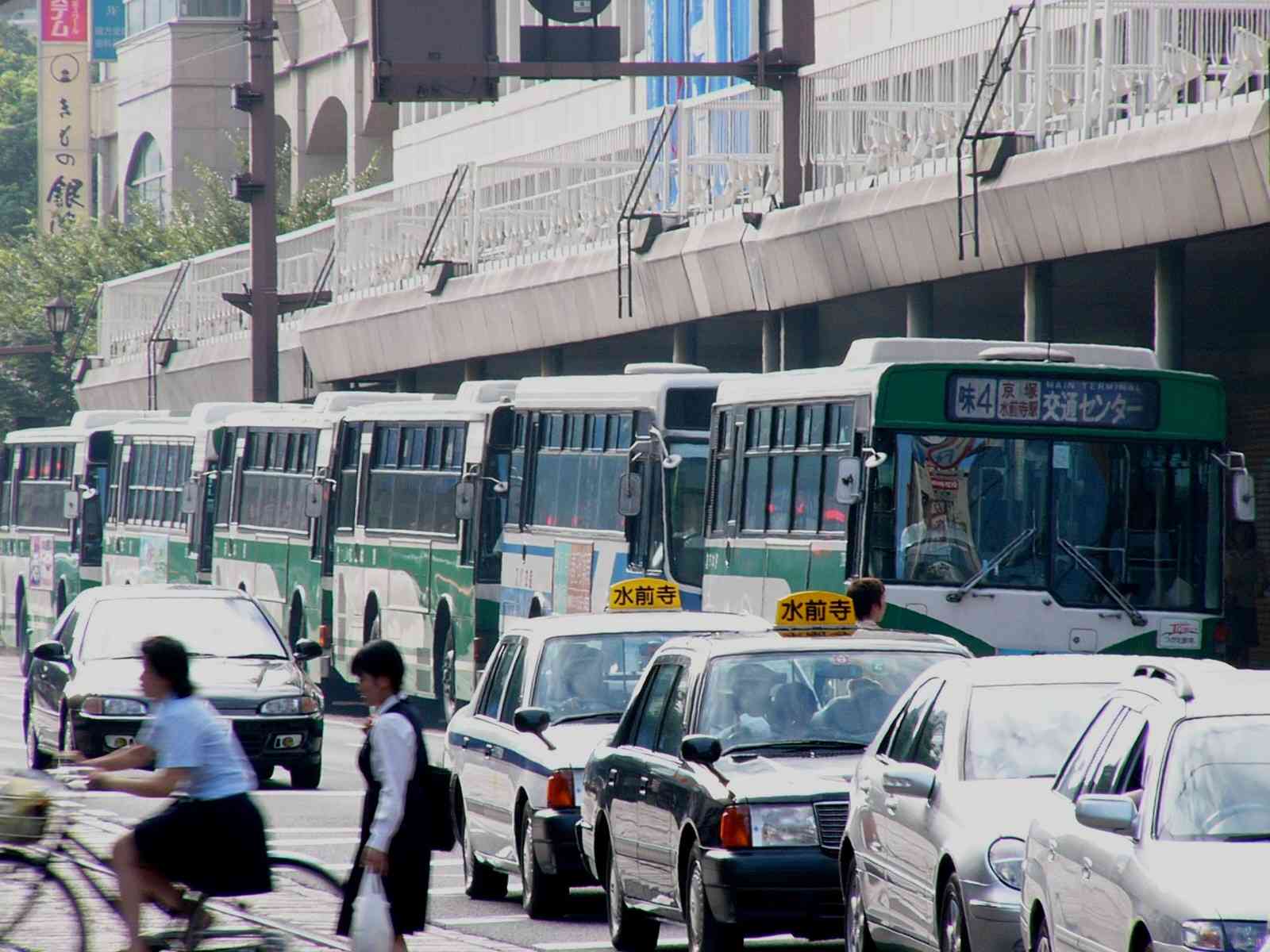交通センターに向かうバスが並ぶ通町筋＝２００４年８月、熊本市の鶴屋百貨店前