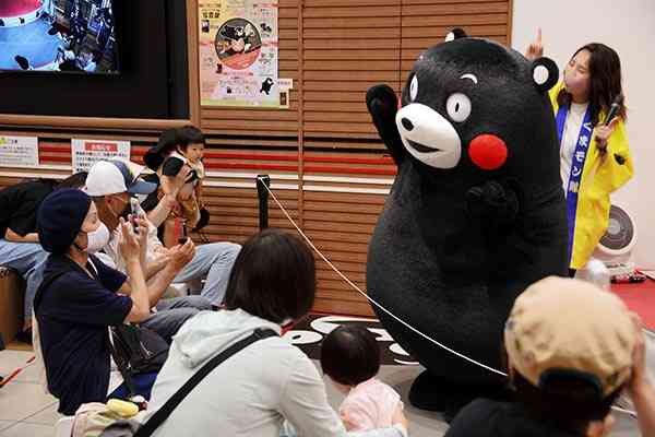 ２カ月ぶりに「くまモンスクエア」のステージで踊るくまモン。新型コロナの影響で、今年のステージは休止と再開を３度繰り返した＝７月１日、熊本市中央区