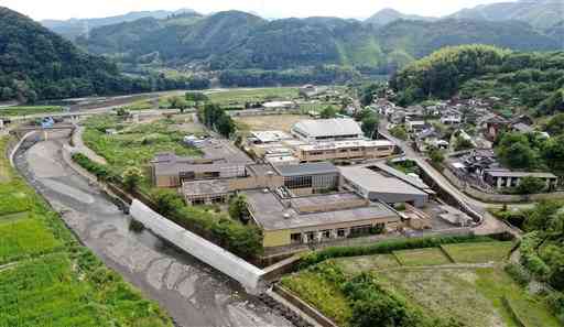 昨年７月の豪雨災害で入所者１４人が犠牲となった特別養護老人ホーム「千寿園」（中央）＝７月１日、小型無人機で撮影（高見伸）