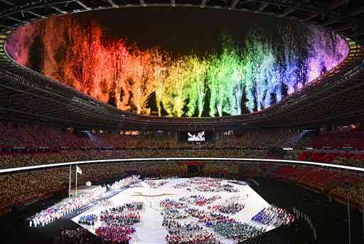 色鮮やかな花火の演出もあった東京パラリンピックの開会式＝８月２４日、東京・国立競技場（高見伸）