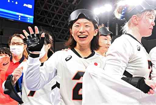 【ゴールボール女子３位決定戦・日本－ブラジル】ブラジルを下して銅メダルを獲得し、笑顔を見せる浦田（中央）＝2021年9月、幕張メッセ（高見伸）