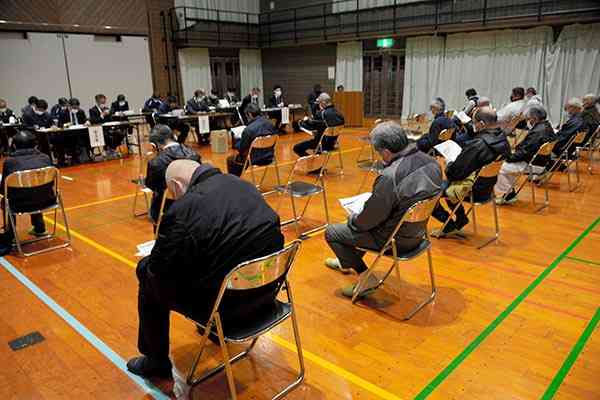 遊水地の整備区域案が示された相良村柳瀬の地権者説明会＝２９日、相良村