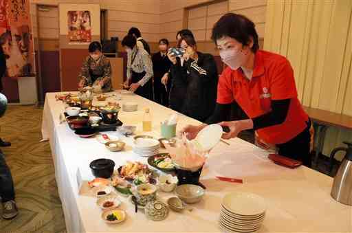 「天草大王と車えび」の参加施設が、工夫を凝らしたメニューを紹介した試食会＝天草市