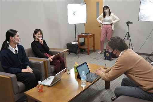 「ＳＨＵ－ＫＡＴＳＵくまもと」の動画撮影に参加し、打ち合わせをする大学生（左の２人）＝益城町
