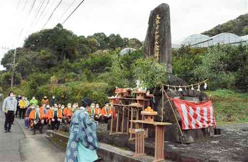 「天草ぽんかん発祥の地」の記念碑前であった収穫安全祈願祭＝天草市