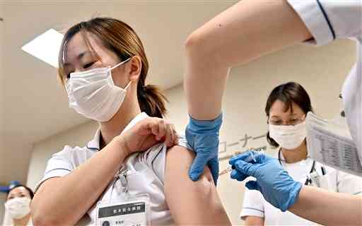 新型コロナワクチンの３回目接種を受ける熊本総合病院の医療従事者＝１日午後、八代市（後藤仁孝）