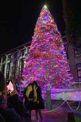 ルーテル学院高の本館前を彩るクリスマスイルミネーション＝１日夜、熊本市中央区（高見伸）