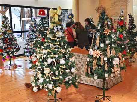リボンやオーナメントで飾られたクリスマスツリー＝山都町