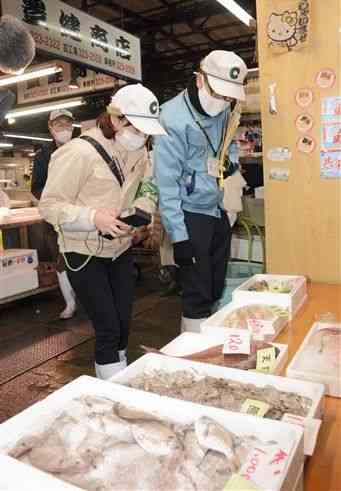 鮮魚の保管温度を検査する食品衛生監視員＝熊本市西区