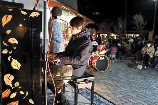 「駅ピアノ」１周年コンサートで、聴衆を前にジャズを披露する演奏者＝玉東町