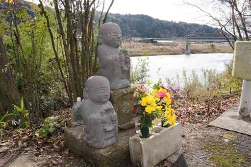 天草市の「御領石の会」が贈った手作りの地蔵。川辺川のほとりにたたずんでいる＝相良村