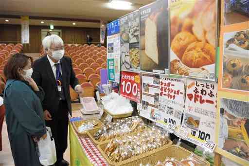 障害者らが作った多彩な商品が並ぶ福祉施設の商品展示・商談会＝２日、県庁