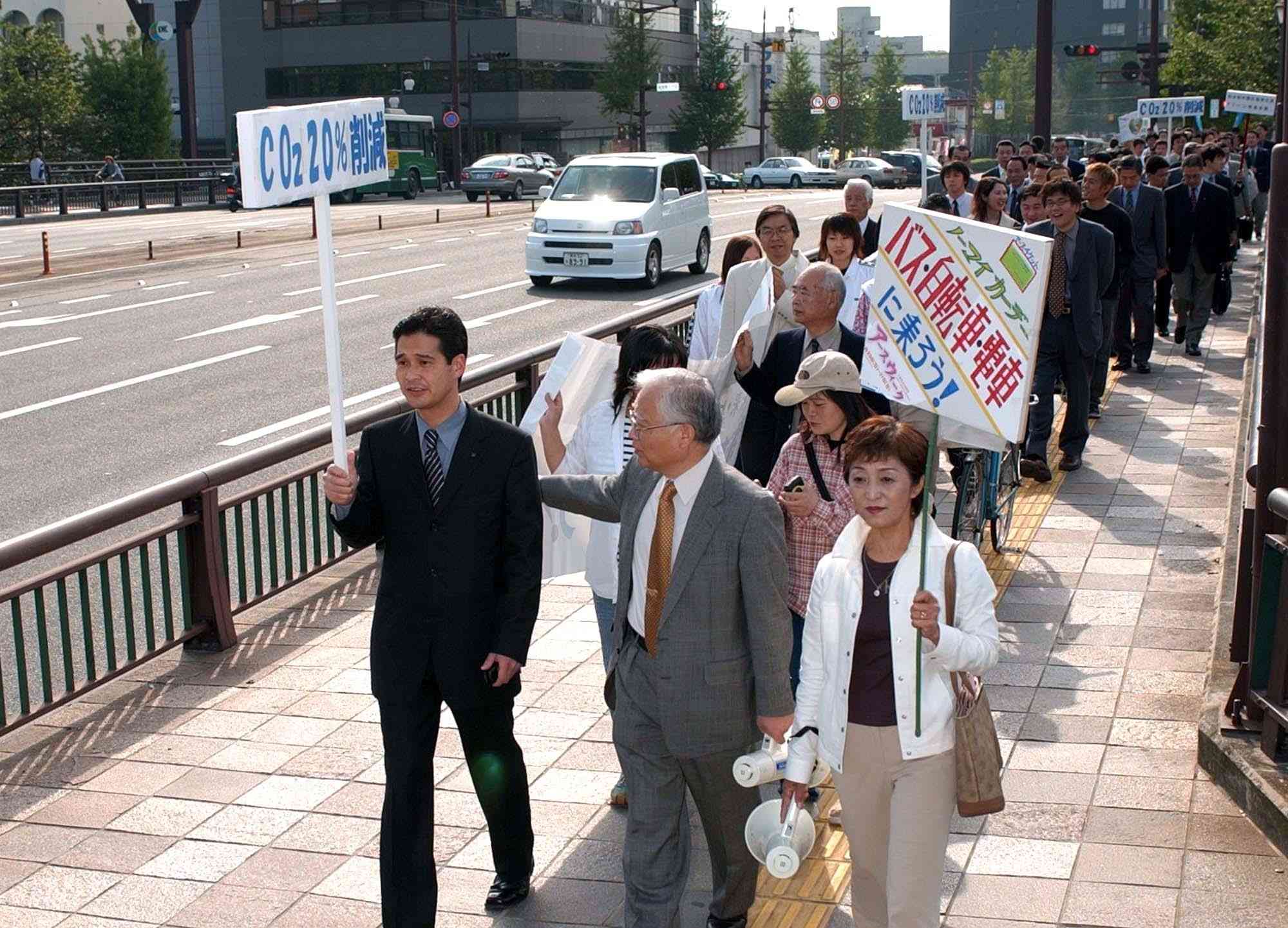 ノーマイカーデーのパレードで先頭を歩く幸山政史熊本市長。右は筆者＝２００３年４月２２日、熊本市