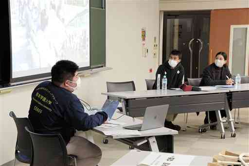 豪雨被災地での支援活動について意見交換する学生たち＝２日、熊本市中央区