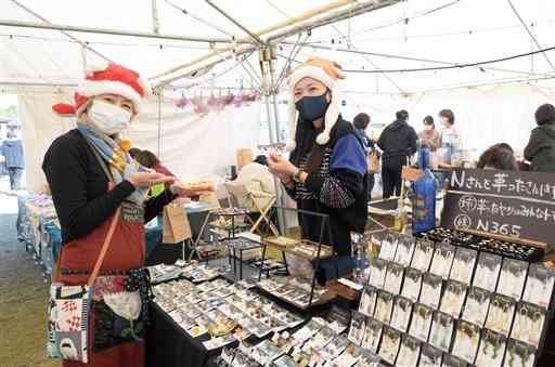 クリスマスらしい装いでマーケットを盛り上げる出店者たち＝上天草市