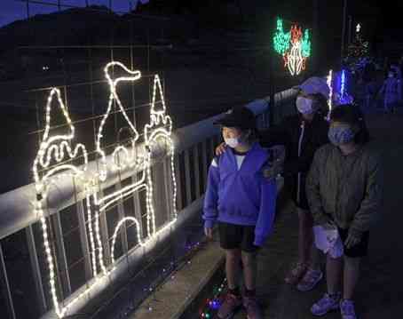 金性寺の参道に続く橋を彩っている小学生の手作りイルミネーション＝上天草市