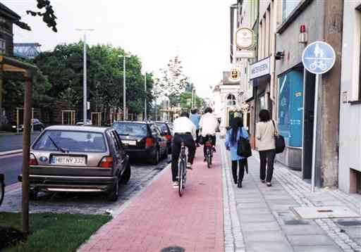 ドイツ・ブレーメン市の市街地は自動車道と歩道に加え、色鮮やかな自転車道が整備されていた＝１９９９年７月