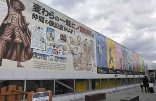 熊本空港にお目見えした、ワンピースのキャラクター銅像を紹介する大型パネル＝４日、益城町