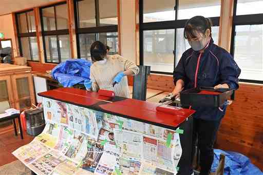 ピアノに色を塗る工藤胡桃さん（左）と野口杏さん＝山都町