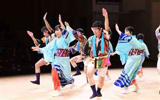 牛深ハイヤ踊りを披露する出演者たち＝天草市