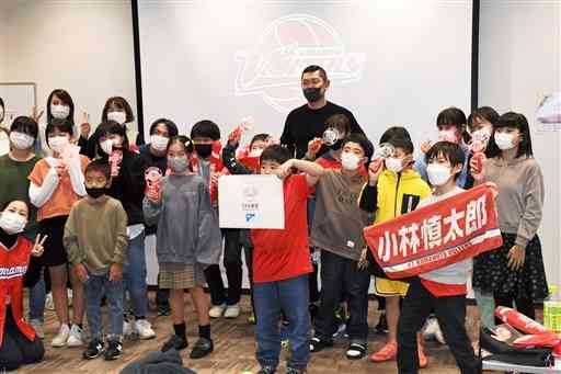 観戦後、元選手の小林慎太郎さん（中央奥）と記念撮影する子どもたち＝熊本市中央区