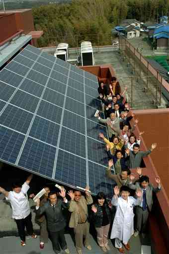 太陽光発電設備の完成を喜ぶ仲間たち＝２００４年４月、熊本市の北部病院