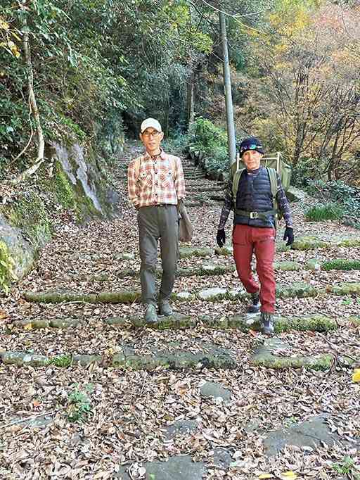 八勢目鑑橋近くの石畳を歩く松尾俊さん（右）と佐々祐一郎さん。道がどうなっているのかよく分からなかったので日向往還の雰囲気を味わって引き返す