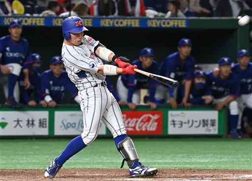 【ホンダ熊本－東京ガス】９回表、ホンダ熊本２死一、二塁。丸山が左越え本塁打を放ち、５－６と追い上げる＝東京ドーム（石本智）