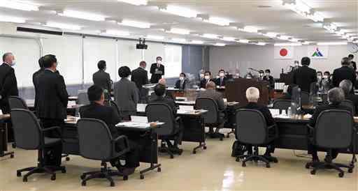 議員定数の４減案を否決した阿蘇市議会＝同市