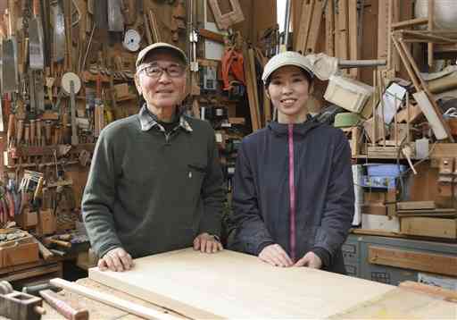 木工房ひのかわで修業を重ねる中村佑理子さん（右）と師匠の古島隆会長＝氷川町