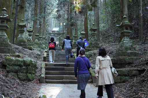 「未来に残したい阿蘇の風景バスツアー」で上色見熊野座神社を訪れたモニターら＝高森町