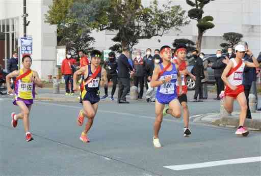 上益城郡町対抗駅伝大会で、御船町役場前をスタートする１区の選手たち＝同町