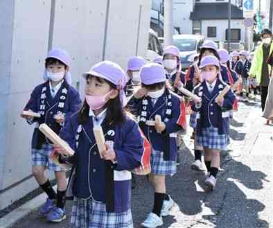 「火の用心」と呼び掛けながら住宅街を歩く、ときわ幼稚園の園児たち＝熊本市中央区