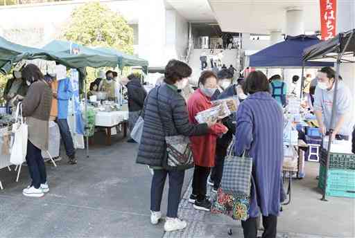 干物や焼き菓子などが並び、多くの客でにぎわう「やつしろマルシェ」＝八代市