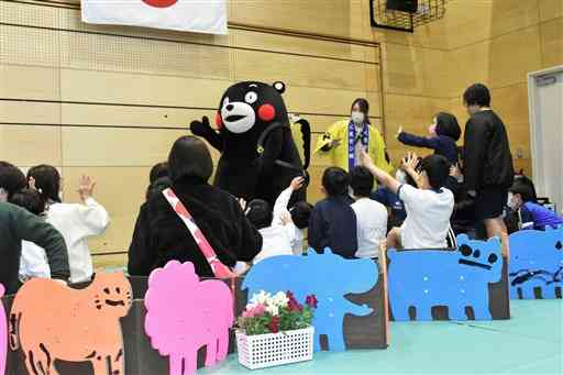 あおば支援学校の児童生徒が作製したプランターカバー＝熊本市中央区