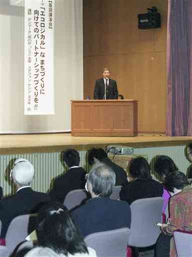 市民環境会議で基調講演に臨むケンジ・ステファン・スズキさん＝２００２年１０月、熊本市