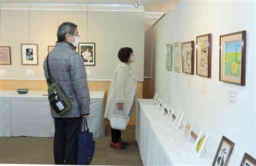 県美術家連盟会員の作品が展示されている「愛の色紙展」＝熊本市中央区