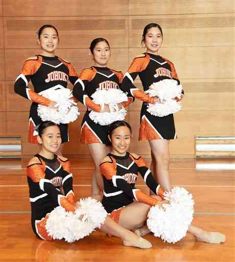 チアダンスの全日本選手権決勝大会で２位に入賞した城北高ダンス部のメンバー＝山鹿市