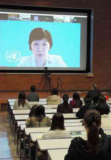 県立大生らを前にオンラインで講演する中満泉さん＝１６日、熊本市東区