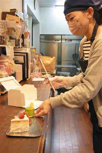 熊本市中央区の洋菓子店。小麦粉などケーキの材料費が上がっており、原油高でイチゴも高くなる可能性があるという＝１６日