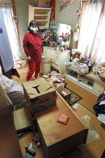 熊本地震で倒れた棚や、割れたガラスが散乱したままになっている女性方の部屋＝１４日、熊本市中央区