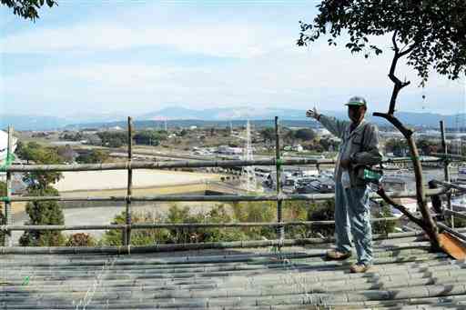 小山山中腹に完成した竹製の展望台＝熊本市東区