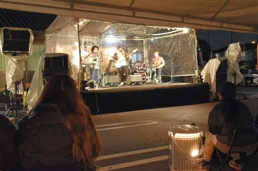 ４人組バンドが演奏した琴平神社の音楽イベント＝熊本市中央区