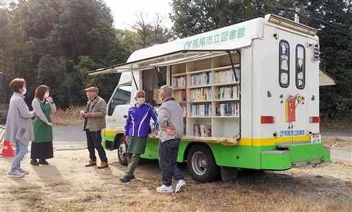 約３０年稼働した移動図書館「読む読むくん」を利用する市民ら＝荒尾市