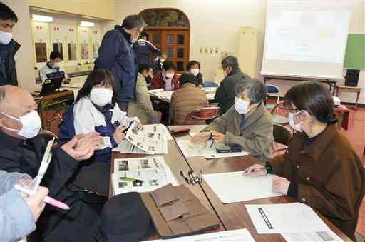 鮎帰地区で開かれた第４回地区別懇談会で、地域の復興まちづくり計画について意見を交わす住民たち＝八代市