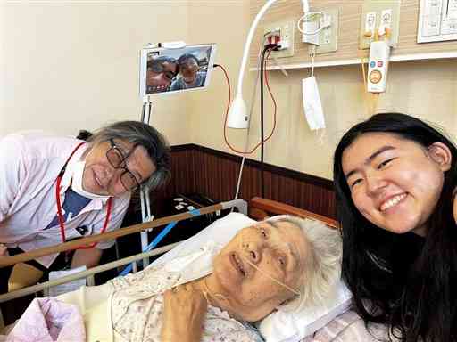 病室で母の光子さん（中央）と面会した外村仁さん（左）。ベッド脇にタブレットを設置した＝熊本市東区（外村さん提供）