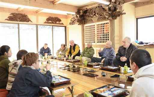 公民館再建を祝って、近況を報告し合う坂本地区の住民＝八代市